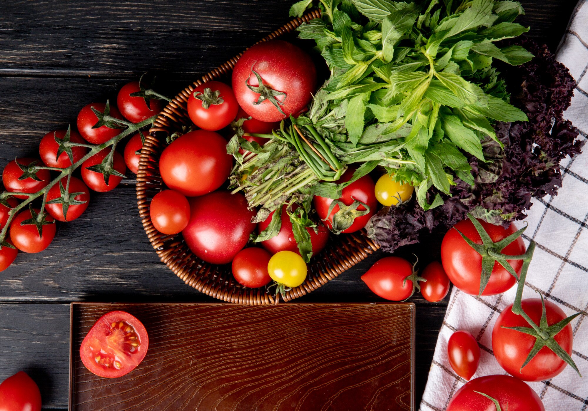 Mercado de frutas y verduras frescas con colores vivos, tomates, pimientos y hierbas aromáticas